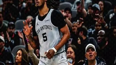 “英超连冠势头强劲，一往无前破敌无数！这场胜利，开辟了全新的胜利之路！”